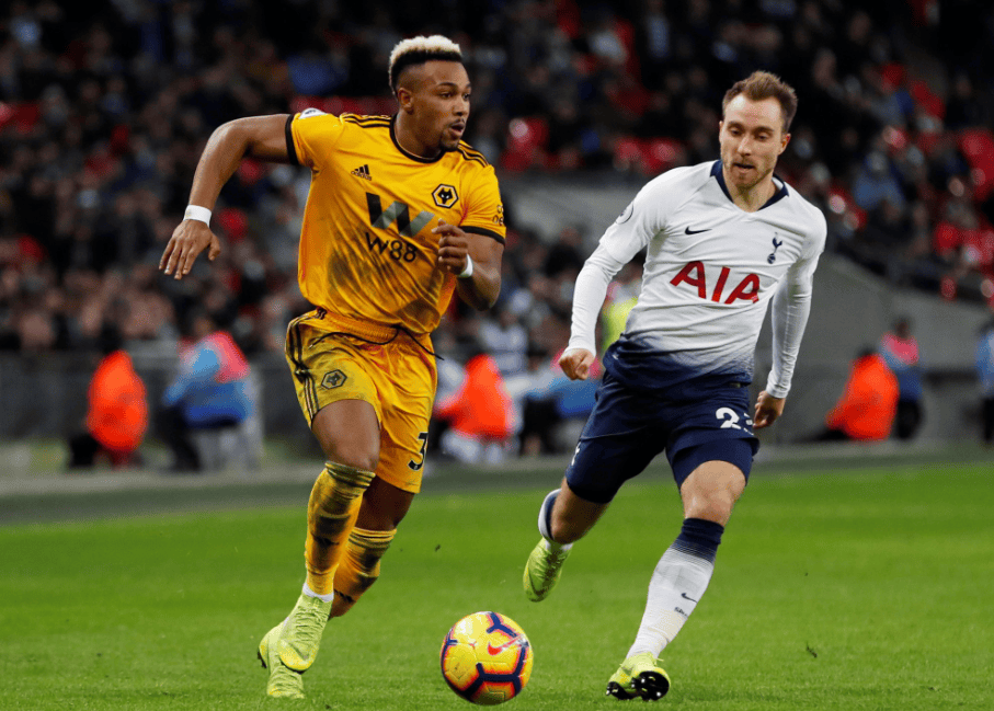 詹姆斯助攻队友完成精彩扣篮（詹姆斯妙传助队友上演精彩暴扣）