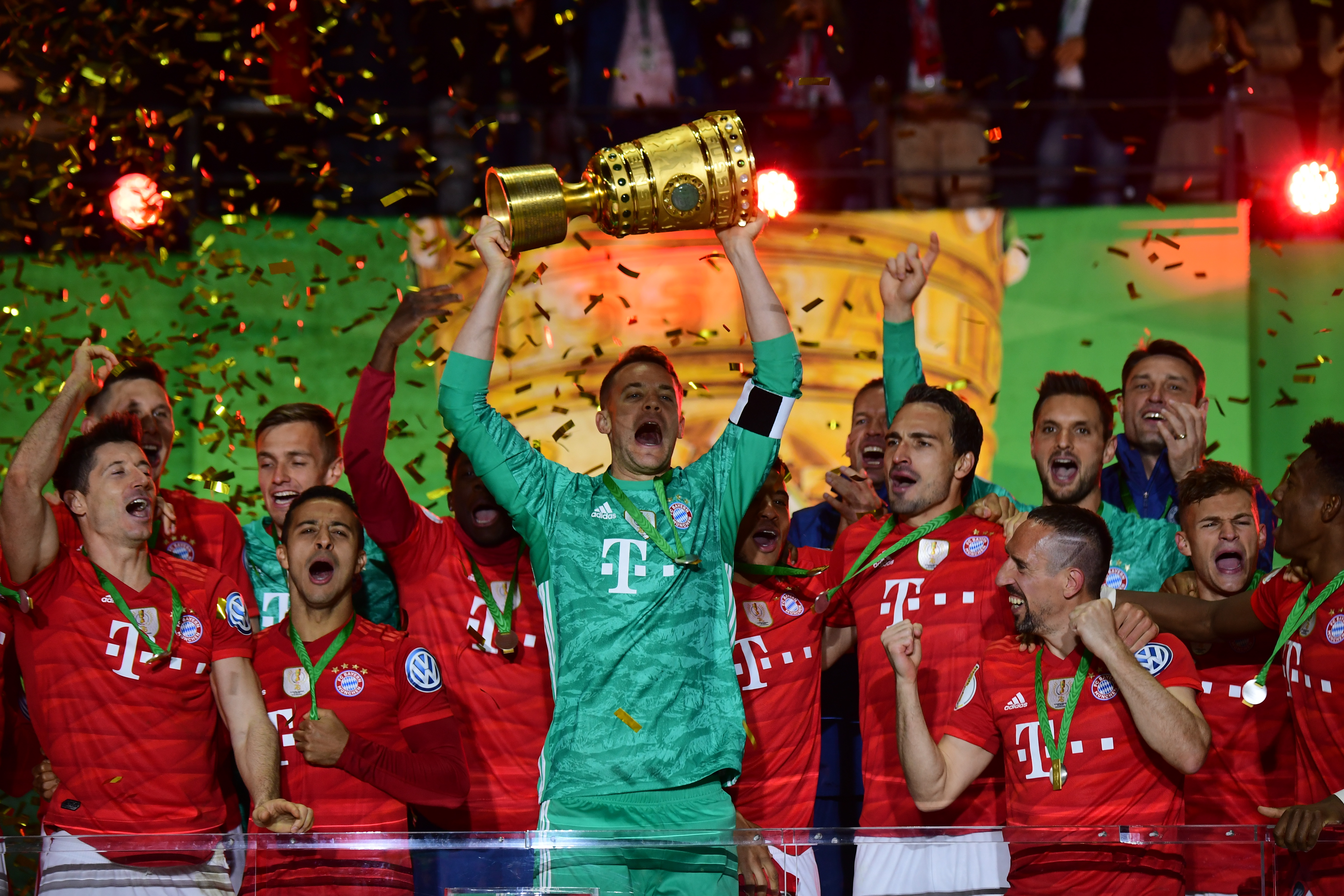 欧冠之夜法国海外球员表现：萨利巴尝试后腰，乌帕决定性（欧冠之夜法国留洋球员观察：萨利巴客串后腰，乌帕发挥决定性作用）