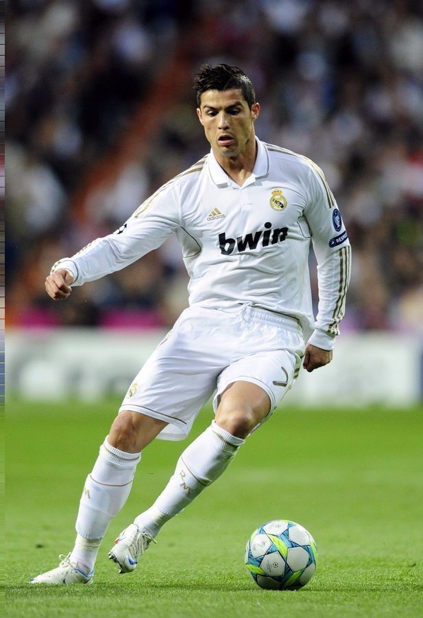 C罗在沙特联赛首秀中上演绝杀，以一记精彩倒钩射门击败对手，助力利雅得胜利领跑积分榜。（沙特联赛处子秀，C罗倒钩压哨绝杀，助利雅得胜利登顶积分榜）