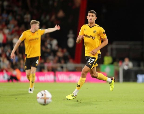 切尔西客场1-3不敌利兹联，终结7场不败，排名跌至第四，利兹联成功跳出降级区。（客场1-3不敌利兹，切尔西七场不败告终跌至第4，利兹脱离降级区）