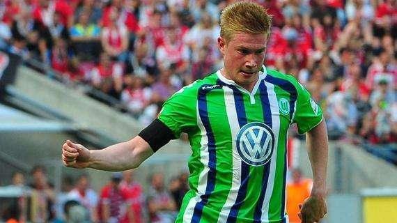 足球中超队长带伤上阵，拼劲获赞（中超队长带伤出战，顽强拼搏赢称赞）