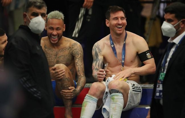 詹姆斯篮板抢断关键时刻锁定胜局（詹姆斯关键篮板与抢断锁定胜局）