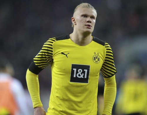 欧文突破防守助攻队友制胜（欧文强突分球助队友锁定胜局）