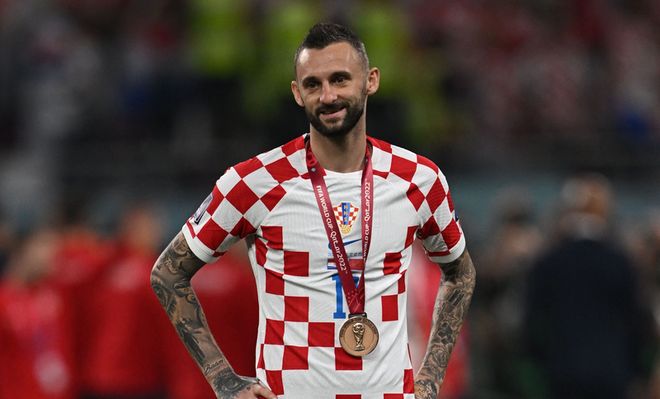 门将助攻前锋！离谱名场面（门将送出助攻，前锋破门上演离谱一幕）