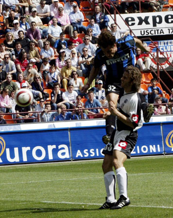 34天只赢1场！阿隆索致敬滕哈赫：都怪裁判，我们走在正确的路上（34天仅一胜！阿隆索致敬滕哈赫：责任在裁判，方向没错）